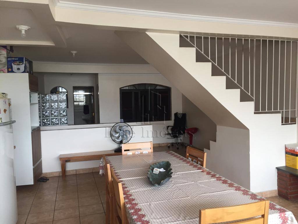 Sobrado à venda com 3 quartos, 180m² - Foto 1