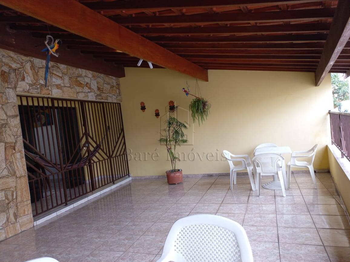 Casa à venda com 3 quartos, 196m² - Foto 1