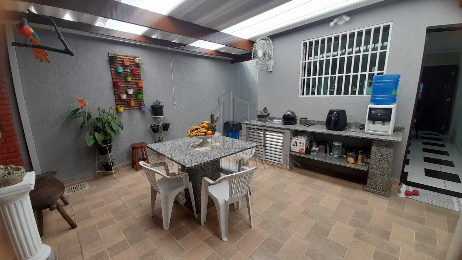 Sobrado à venda com 3 quartos, 244m² - Foto 1