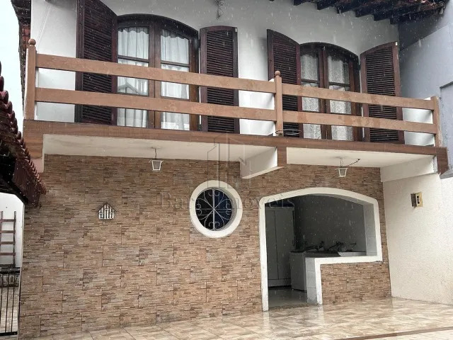 Casa à venda com 3 quartos, 225m² - Foto 1